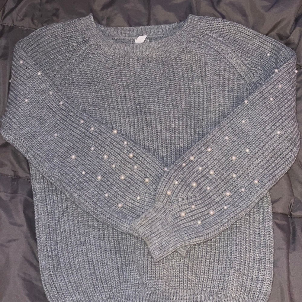 Grey sweater with pearls